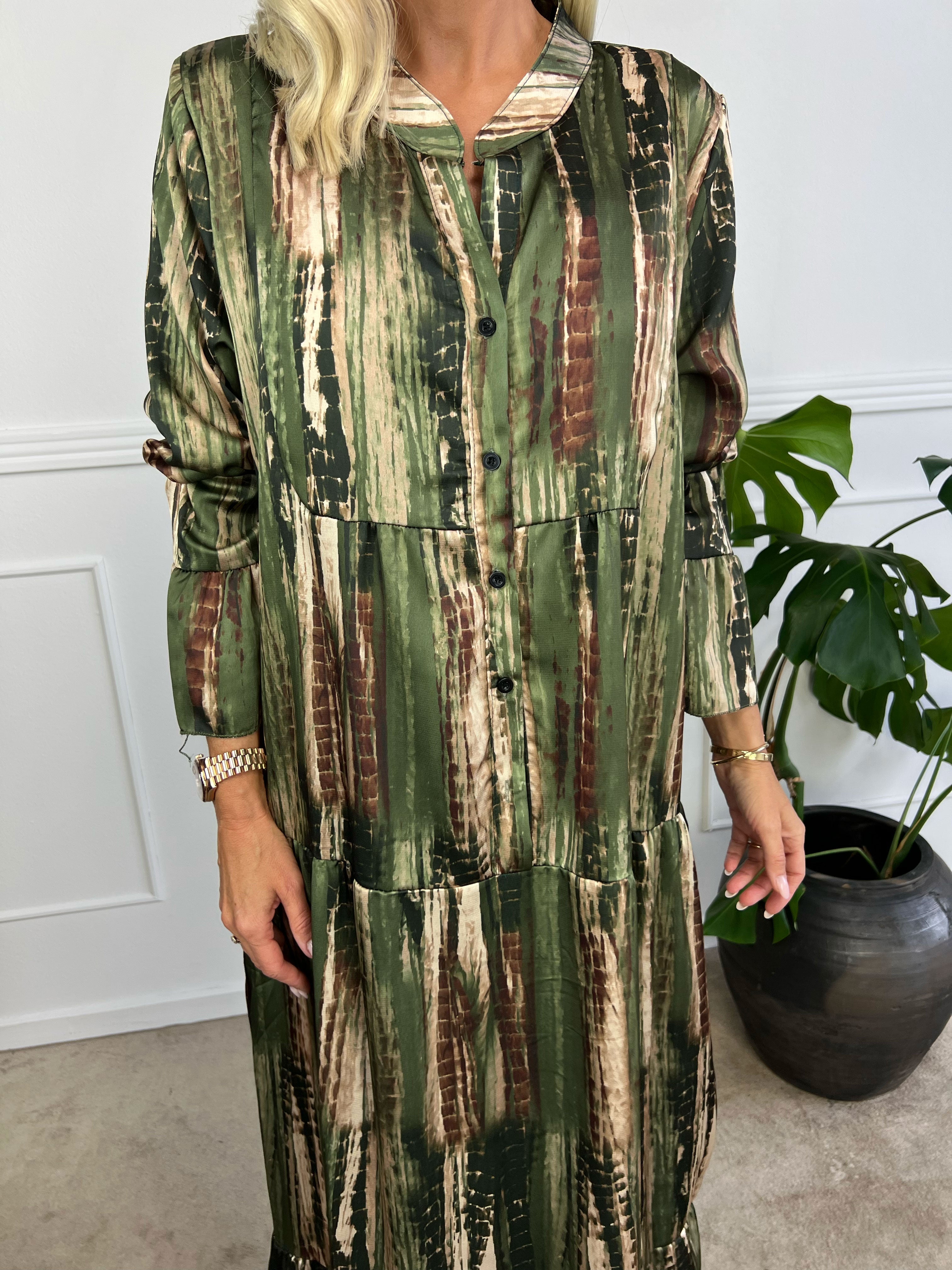 Flores - Lang mønstret lag på lag kjole i silkelook